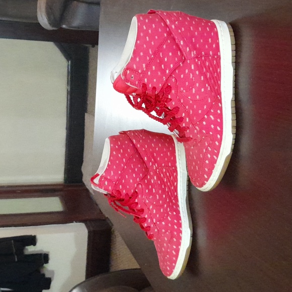 Nike hidden heel shoes. Red and white in excellent used shoes - Picture 2 of 5